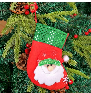 Nahaufnahme eines roten Weihnachtsstrumpfs aus Filz mit Nikolaus-Applikation und Pailletten
