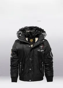Detalle de chaqueta bomber para hombre con capucha de pelo sintético gris