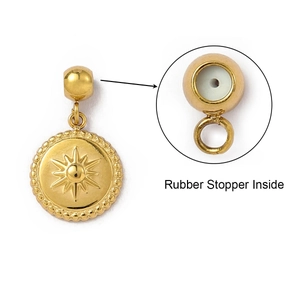 Détail du pendentif étoile dorée avec zoom macro montrant le bouchon interne en caoutchouc