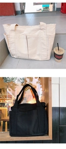 Détail de grands sacs cabas en toile crème et noir avec quatre poches extérieures