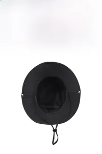 Vue de dessus du chapeau de soleil noir avec doublure en maille et mentonnière réglable