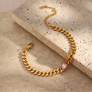 Dettaglio macro del bracciale a catena cubana placcato oro 18K con zircone rosa rettangolare