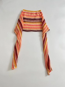 Nahaufnahme des bunt gestreiften Strickoberteils mit warmen Tönen und Häkelstruktur
