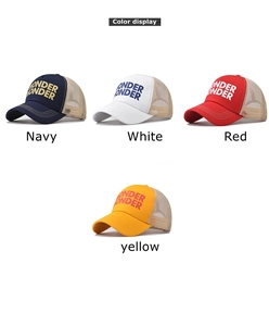 Display colori di cappellini trucker in mesh con ricamo Wonder in blu, bianco, rosso e giallo