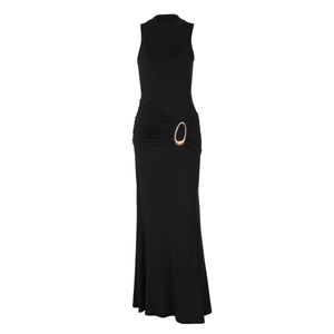 Détail de la boucle en métal doré et des fronces latérales sur la robe noire sans manches