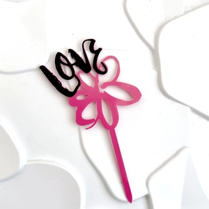 Dettaglio decorativo topper per torta LOVE in acrilico rosa e nero per San Valentino