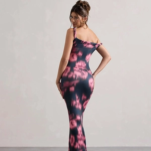 Détail de la robe sirène ajustée avec imprimé abstrait rose sur fond noir