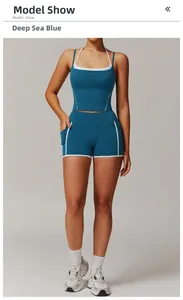 Détail de l'ensemble de yoga bleu marine avec liserés blancs et poche latérale