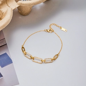 Détail d'un bracelet en acier inoxydable 18K doré avec zircons blancs micro-sertis
