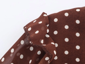 Dettaglio macro del tessuto in chiffon a pois marroni con cuciture di alta qualità