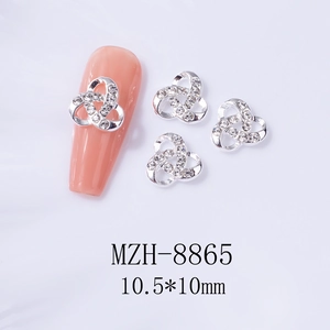 Détail de bijoux d'ongles en anneaux creux entrelacés avec strass blancs brillants