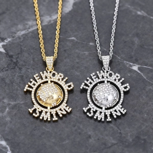 Collier pendentif planète en cristal avec inscription The World Is Mine en coloris or et argent