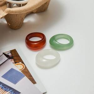 Anelli minimalisti in resina rossa, verde e bianca con un'estetica retrò in pietra naturale