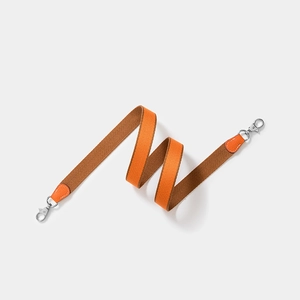 Bandoulière en toile bicolore marron et orange avec fermoirs mousquetons argentés