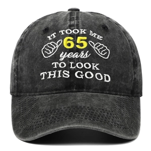Detalle del bordado del 65 cumpleaños en algodón lavado vintage de una gorra gris