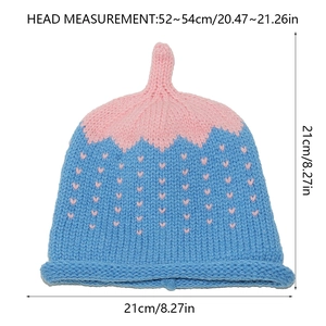Détail du bonnet tricoté bleu et rose pour enfant avec texture cœur et pointe mignonne