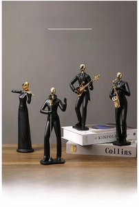 Détail de figurines de musiciens en résine créative noir et or sur un bureau