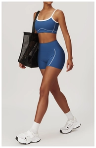 Vue latérale d'un ensemble de yoga bleu avec passepoil blanc et short taille haute