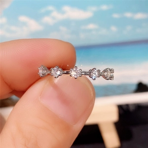 Makro-Detail von luxuriösem fünfsteinigem Zirkonia-Ring mit Silberbeschichtung