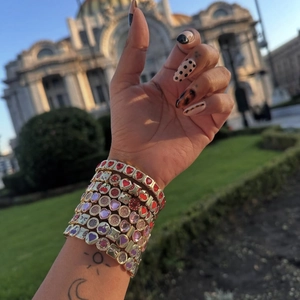 Élégant bracelet hip hop élastique avec breloques cœurs en zircone colorée