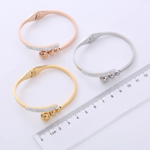 Set di tre bracciali aperti lucidi in oro, argento e rosa con scala di misurazione