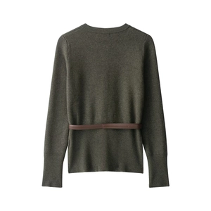 Pull en tricot à manches longues vert foncé avec ceinture en cuir marron sur fond blanc