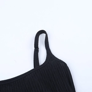 Détail du tissu texturé noir et des fines bretelles de cette robe sexy en ligne A