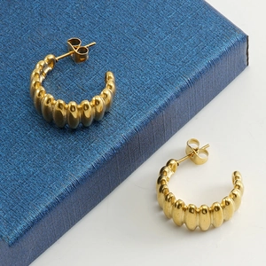 Boucles d'oreilles créoles C croissant en acier inoxydable plaqué or 18 carats