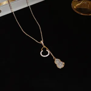Collier double calebasse plaqué or avec pierre blanche et accents en zircon brillant