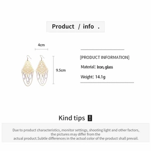 Détail de boucles d'oreilles à pompons dorés et gouttes d'eau en verre, 4x9,5cm