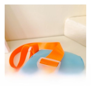 Détail de la bandoulière réglable orange et de la boucle sur le sac bleu pour enfants