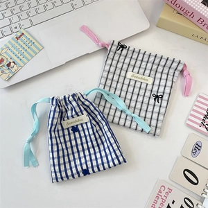 Pochettes à cordon à carreaux bleus et noirs avec broderie de nœuds pour cosmétiques