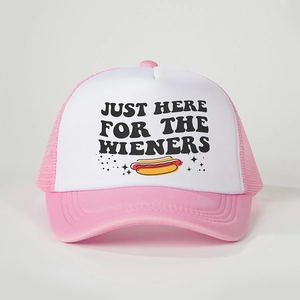 Dettaglio cappello trucker rosa e bianco con testo Just Here For The Wieners e logo hot dog