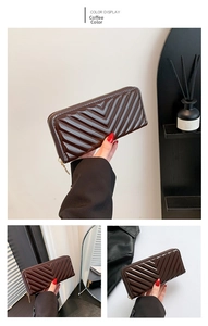 Détail du portefeuille long marron café avec surpiqûres en V et fermeture éclair