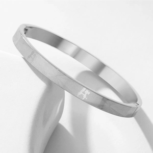 Bracciale rigido in acciaio al titanio argento con motivo ad H su base in pietra