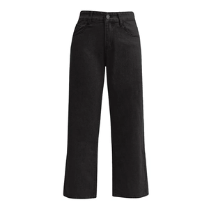 Détail d'un jean noir taille haute avec bouton métallique et fermeture éclair