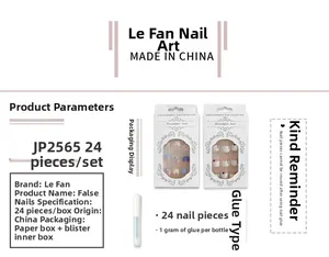 Set di unghie finte corte con sfumatura bianco-viola e piccole perle decorative