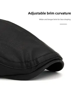 Détail de la casquette gavroche en cuir noir avec texture et large bord pliable sur le bord