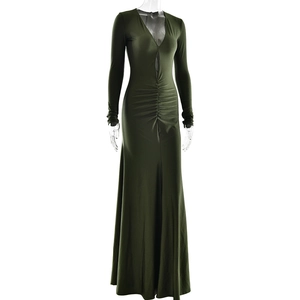 Détail du décolleté en V profond et de la taille froncée d'une robe longue vert foncé