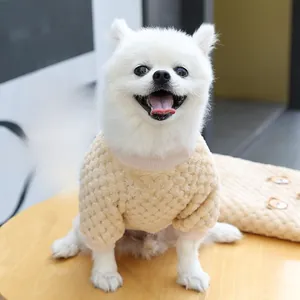 Dettaglio maglione per cani beige a nido d'ape con polsini a costine e toppa a orsetto