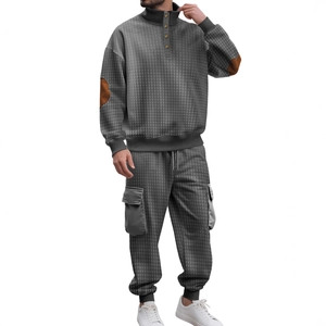 Completo uomo grigio in maglia a nido d'ape con felpa e pantaloni cargo