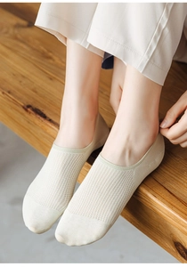 Detail of breathable mesh low cut cotton socks with anti-slip elastic cuff design