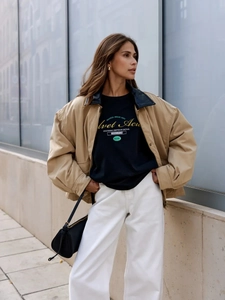 Γυναικείο oversized μαύρο βαμβακερό T-shirt με vintage τύπωμα hiphop σε ένα αστικό σύνολο