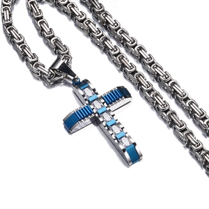 Makroaufnahme der silbernen Byzantiner-Kette mit blau-silbernem Kreuzanhänger und Zirkon