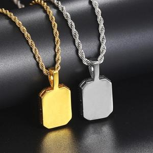 Detailaufnahme von Hip-Hop Quadrat-Anhängern in Gold und Silber mit polierten Seilketten