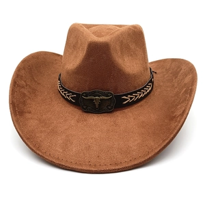 Detail eines braunen Wildleder-Cowboyhutes mit Lederband und Metall-Bullenkopf-Schnalle