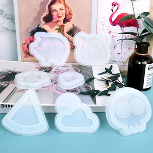Primer plano de varios moldes de silicona para fundición de resina y manualidades DIY