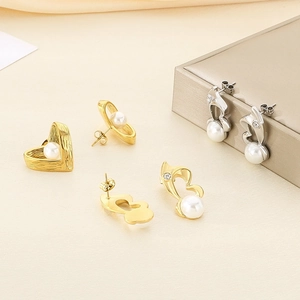 Elegante goldene Herz- und silberne Melodieohrringe mit Perlen und Zirkonia