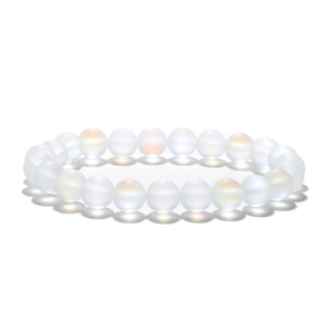 Mattes Mondstein-Perlenarmband mit schimmerndem Glanz auf minimalistischem Hintergrund