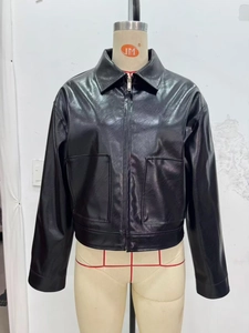 Détail d'une veste en similicuir noir avec fermeture éclair et grandes poches